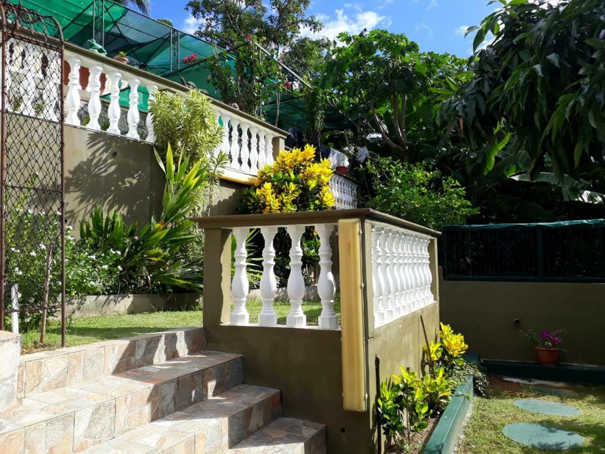 Hibiscus House Seychelles Self Catering Apartment Victoria Bagian luar foto